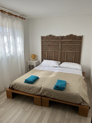 5 dormitorios, tabla de planchar con plancha, cuna de viaje