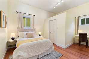 2 soverom, skrivebord, strykejern/-brett og wi-fi