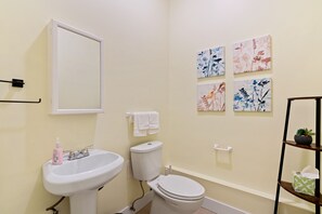 Dusj, hårføner, håndklær og såpe