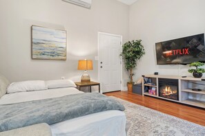 2 bedrooms, desk, iron/ironing board, WiFi