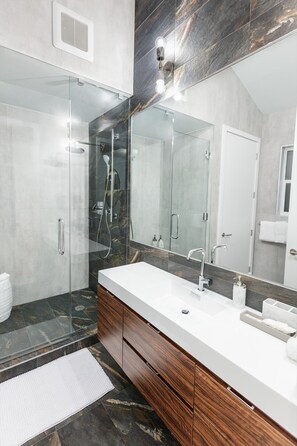 Een douche, een haardroger, handdoeken, zeep