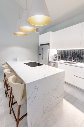 Kühlschrank, Mikrowelle, Ofen, Herdplatte