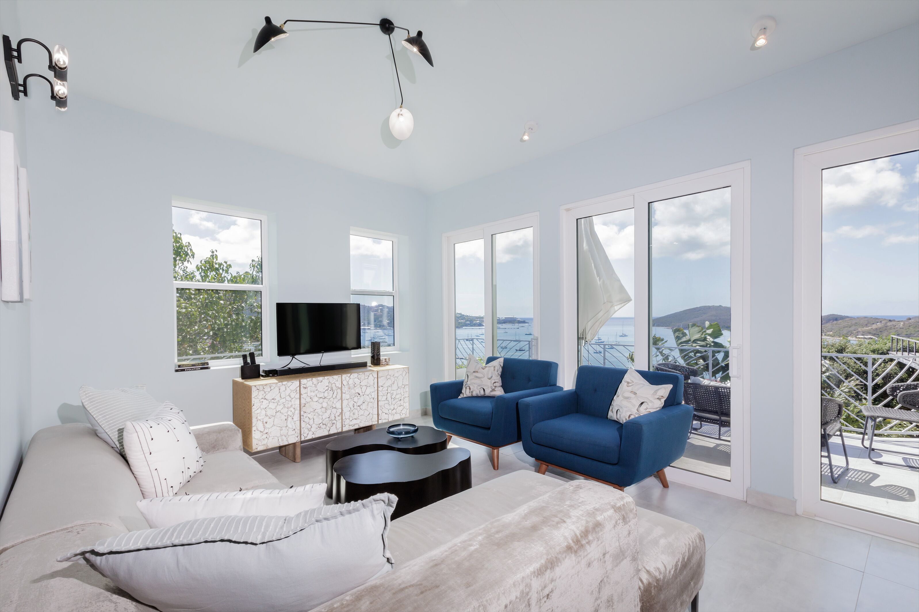 Smart-tv, boeken en een stereo