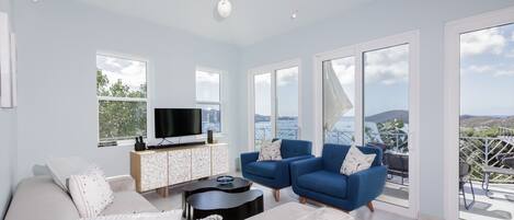 TV connectée, livres, chaîne hi-fi