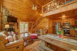 TV, fireplace - Mystic Creek Retreat (next to Blue Ridge) (Mineral Bluff)