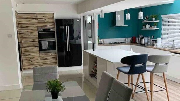 Una cocina moderna con comedor.