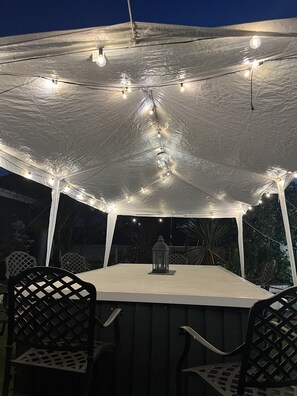 Outdoor dining - Warm and Inviting home in Fairview - With Outdoor Hot tube (Merthyr Tydfil)
