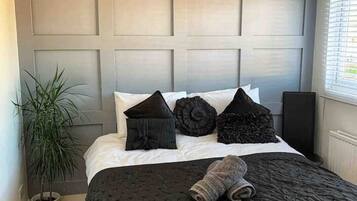 4 bedrooms, iron/ironing board, free WiFi, bed sheets