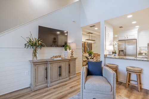 Luxurious Living, Fully Renovated w/ Amenities