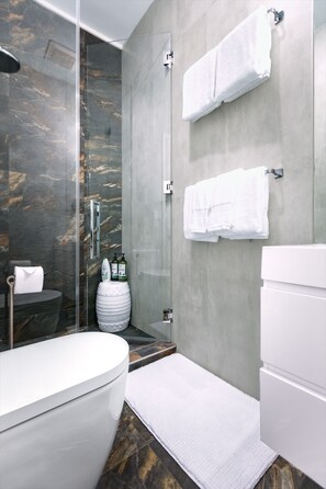 Een douche, een haardroger, handdoeken, zeep