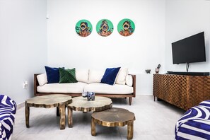 TV connectée, livres, chaîne hi-fi