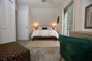 3 habitaciones, escritorio y tabla de planchar con plancha 