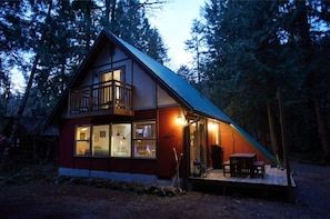A cabin with a balcony, large windows, and a deck area. - Welcoming cabin in Mt. Hood Corridor (Rhododendron)