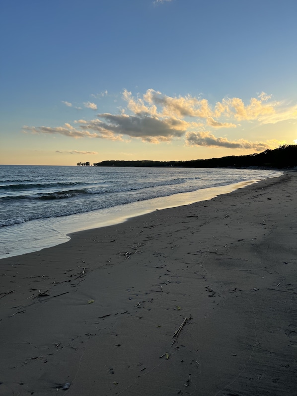 På stranden