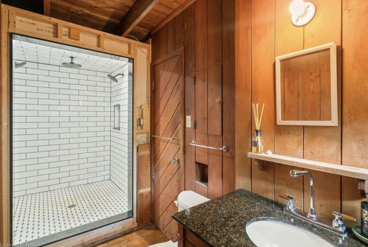 Een douche, een haardroger, handdoeken, zeep