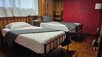 3 slaapkamers, een strijkplank/strijkijzer, reisbedje, gratis wifi