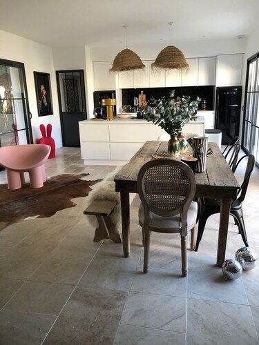 House enclosed by walls not overlooked in a quiet area near the island of Oléron