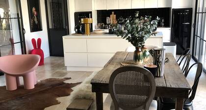 House enclosed by walls not overlooked in a quiet area near the island of Oléron