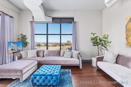 Sleek Modern Corner Luxury Apartment with Water/City Views - Leonard Luxury