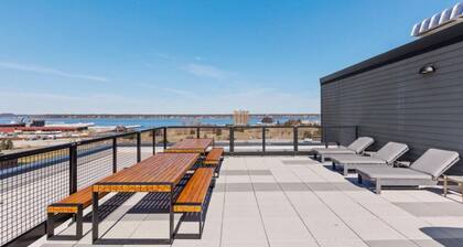 Sleek Modern Corner Luxury Apartment with Water/City Views - Leonard Luxury