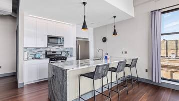 Réfrigérateur, micro-ondes, four, plaque de cuisson