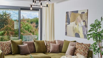 Apartament Deluxe | Sala d'estar | Televisor intel·ligent de 46 polzades amb canals per satèl·lit