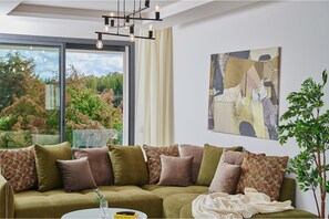 Departamento Deluxe | Área de sala de estar | Smart TV de 46 pulgadas con canales vía satélite y televisión 