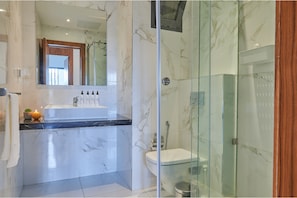 Elite-Apartment | Badezimmer | Dusche, Regendusche, kostenlose Toilettenartikel, Haartrockner