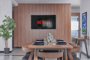 华丽公寓 | 起居区 | 46-英寸智能电视 （配备卫星频道）、电视