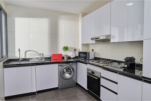 Apartament Deluxe | Cuina privada | Frigorífic gran, microones, forn i cafetera exprés