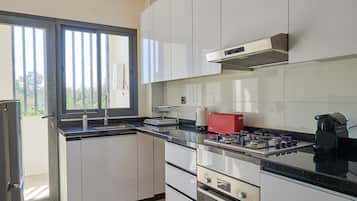 Appartamento Elite | Cucina privata | Frigorifero con congelatore, microonde, forno