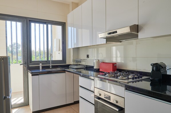 Apartament Elite | Cuina privada | Frigorífic gran, microones, forn i cafetera exprés 