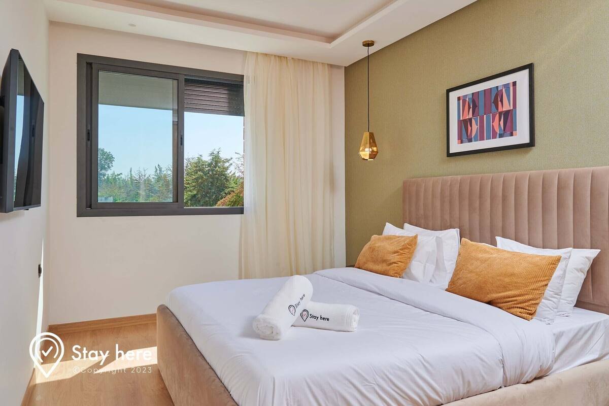 Cribs (free), WiFi (free), bed sheets