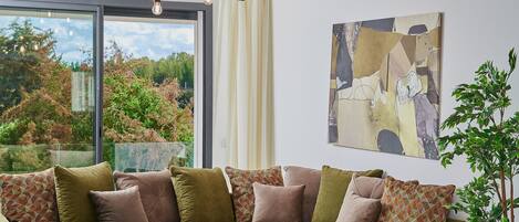 Deluxe-Apartment | Wohnbereich | 46-Zoll-Smart-TV mit Satellitenempfang, Fernseher