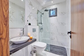 Grand Apartment | Bathroom