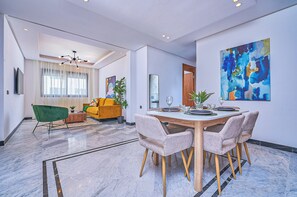 Leilighet – grand | Oppholdsområde | En 46-tommers smart-TV med Parabol-TV samt TV