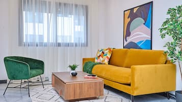 Grand-Apartment | Wohnbereich | 46-Zoll-Smart-TV mit Satellitenempfang, Fernseher
