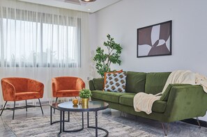 Leilighet – elite | Oppholdsområde | En 46-tommers smart-TV med Parabol-TV samt TV