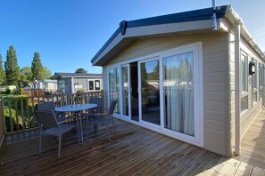 Cabin | Property grounds - Spacious Stunning Lakeside 3 bed Holiday Home (Northampton)