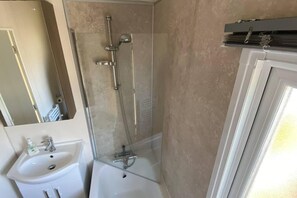 Cabaña | Baño | Tina con regadera, tina profunda, toallas 