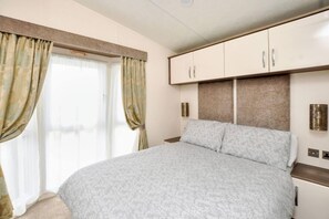 Cabin | 3 bedrooms, free WiFi, bed sheets - Spacious Stunning Lakeside 3 bed Holiday Home (Northampton)