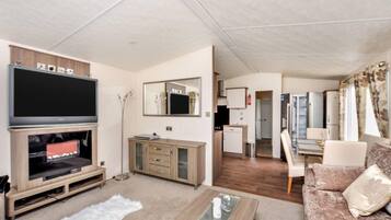 Cabin | Living area | Fireplace