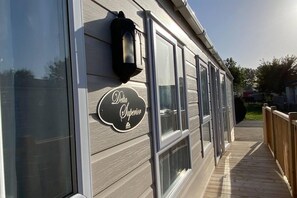 Cabin | Property grounds - Spacious Stunning Lakeside 3 bed Holiday Home (Northampton)