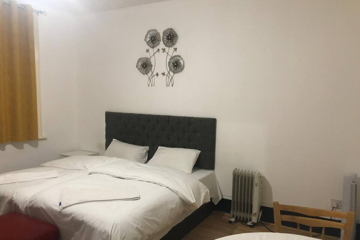 1 habitación, escritorio, tabla de planchar con plancha y ropa de cama