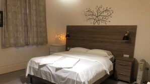 Basic Apartment, 1 Double Bed - OYO 94 Bricklane Studio Flats (London)
