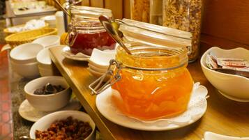 Desayuno buffet diario (EUR 15 por persona)