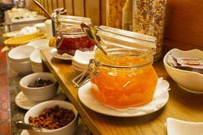 Petit déjeuner buffet (15 EUR par personne)