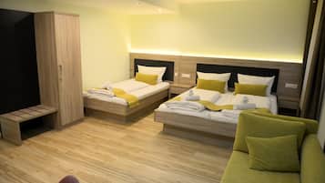 Classic Triple Room, 1 Bedroom, Non Smoking | Desk, soundproofing, free WiFi, bed sheets