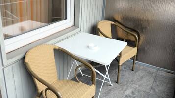 Escritorio, insonorización, wifi gratis y ropa de cama