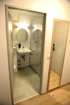 Desk, soundproofing, free WiFi, bed sheets - Hotel zur Flüh, Self Check-in (Bad Saeckingen)